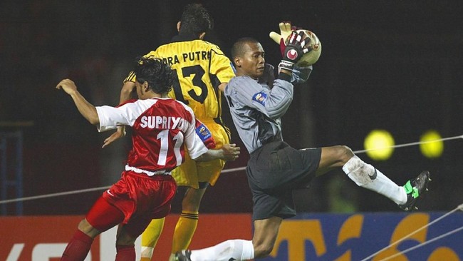 Kiper legendaris Indonesia Hendro Kartiko berbicara mengenai karier di Timnas dan luka tragedi di Piala AFF 1998 yang dikenal dengan Sepak Bola Gajah.