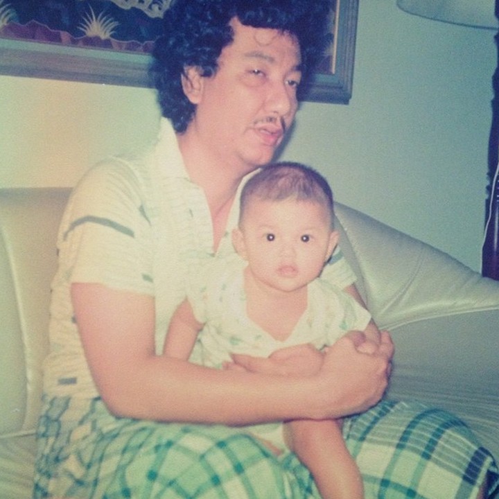 <p>Anaknya yang lucu rupanya mirip Tsania Marwa saat kecil. Seperti potret ini, gemas ya melihat Tsania digendong sang ayah. (Foto: Instagram @tsaniamarwa54)</p>