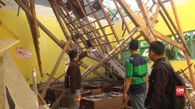 VIDEO: Atap Kelas Ambruk, 8 Siswa MTs di Mojokerto Luka