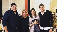 <p>Formasi Komplit Keluarga Sala bersama Ibu, kedua kakaknya. Kompak ya, Bun. (Foto: Instagram @emilianosala9)</p>