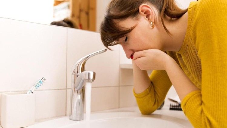 Jerawat dan sakit kepala Terkadang gejala hamil muda dengan Sindrom Pra Menstruasi atau Premenstrual Syndrome (PMS) sulit dibedakan.