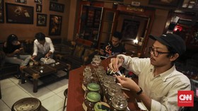 FOTO: Menikmati Kopi Hangat dan Harum Tembakau di Semarang