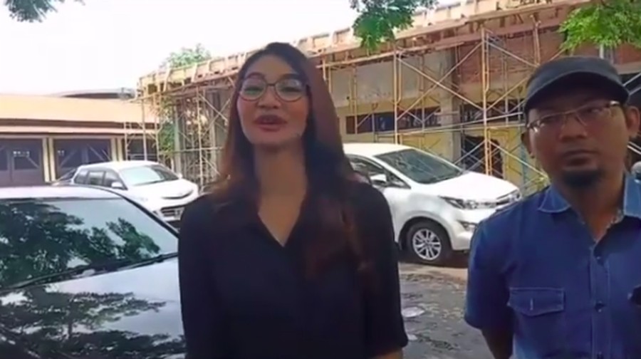 Maulia Lestari mendatangi Polda Jawa Timur untuk klarifikasi terkait namanya dalam kasus prostitusi online artis.