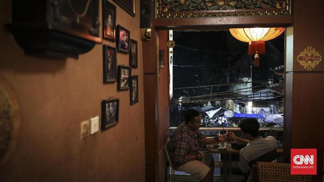 FOTO: Menikmati Kopi Hangat dan Harum Tembakau di Semarang