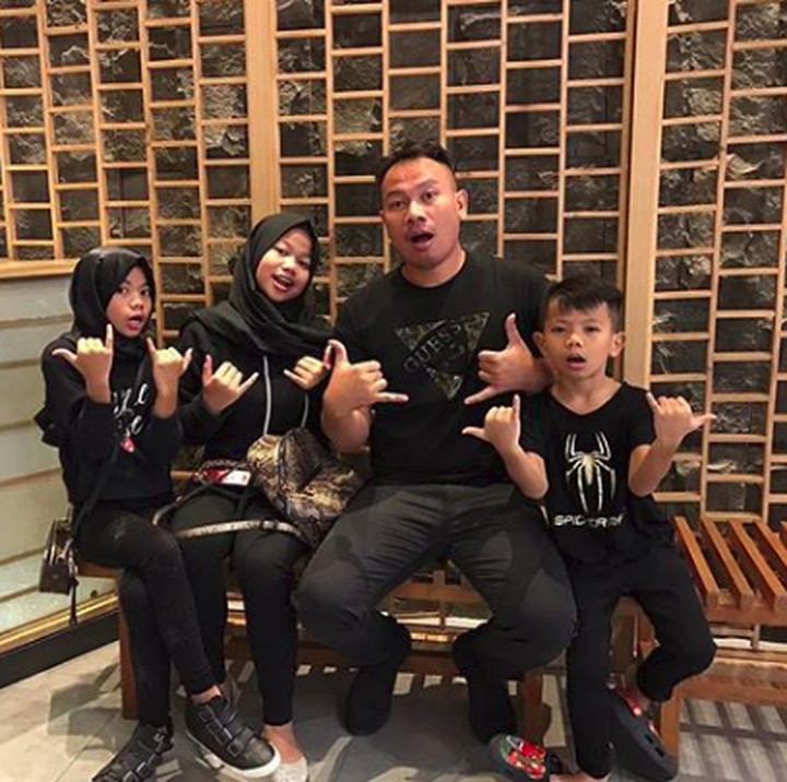 <p>Di luar sosoknya yang kerap menuai kontroversi, namun <a href="https://hot.detik.com/celeb/d-4387447/resmi-cerai-angel-lelga-setia-temani-fiki-alman-di-polres" target="_blank">Vicky</a> tetap sosok ayah yang sayang sama keluarga ya, Bun. Semoga kompak dan sehat selalu Ayah Vicky dan anak-anak. (Foto: Instagram @vickyprasetyo777)</p>