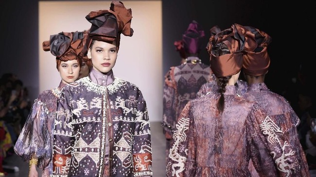 Itang Yunasz menghadirkan koleksi terbarunya yang bernuansa tribal. (Yuchen Liao/Getty Images for Indonesian Diversity/AFP)