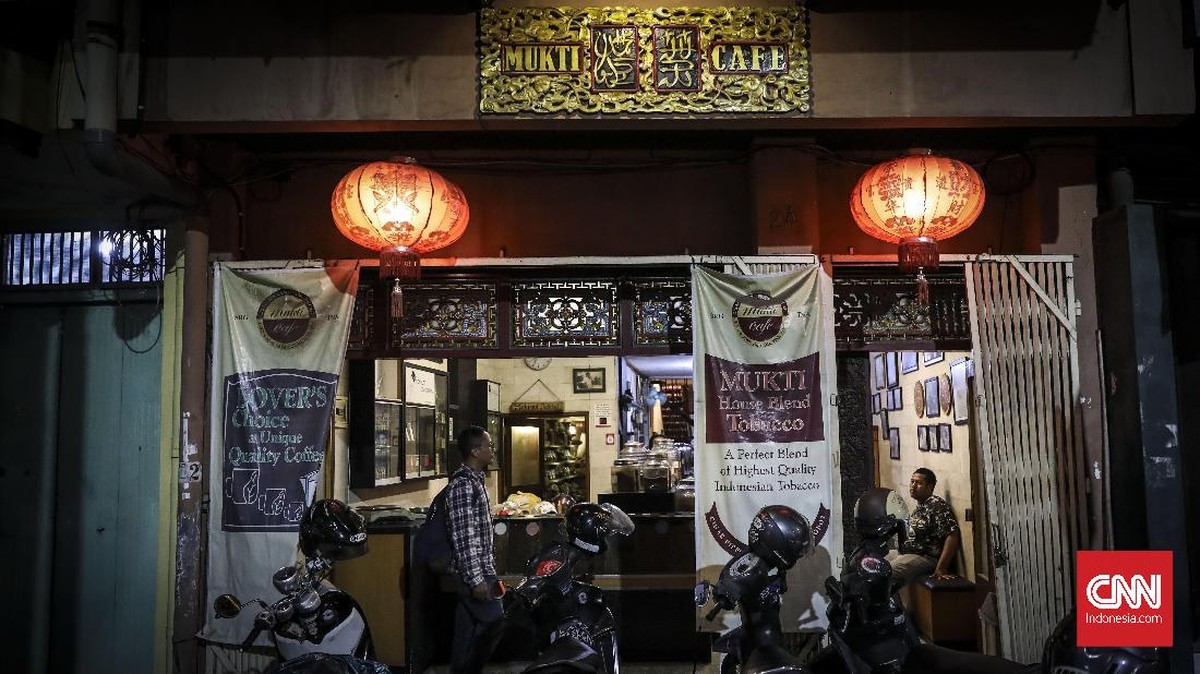 FOTO: Menikmati Kopi Hangat dan Harum Tembakau di Semarang