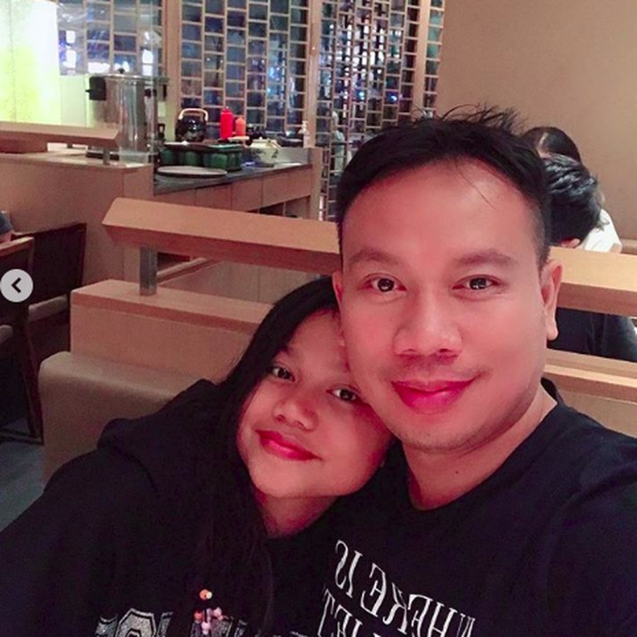 <p>Kali ini wefie dengan kakak Cinta, kompak nih pakai baju berwarna hitam. (Foto: Instagram @vickyprasetyo777)</p>