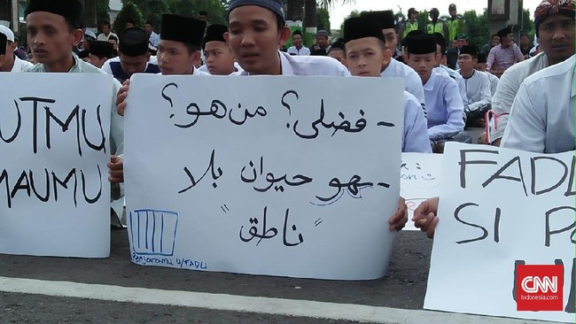 Ribuan santri di alun-alun Simpang Tujuh Kudus menggelar aksi untuk memprotes puisi 'doa yang ditukar' karya Fadli Zon karena dianggap hina Mbah Moen.