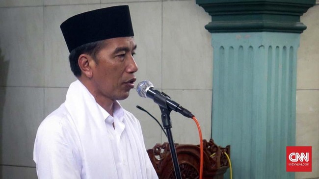 Sarung putih dipadupadankan kemeja putih berbalut jas biru dongker jadi busana Presiden Jokowi saat menghadiri peresmian Masjid At-Taufiq di Sekolah Partai PDIP