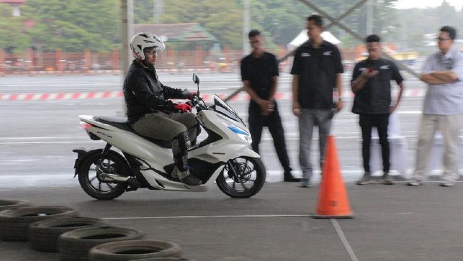Honda, Yamaha, Suzuki, dan Kawasaki dilaporkan setuju membentuk konsorsium untuk membahas kesatuan standar motor listrik.