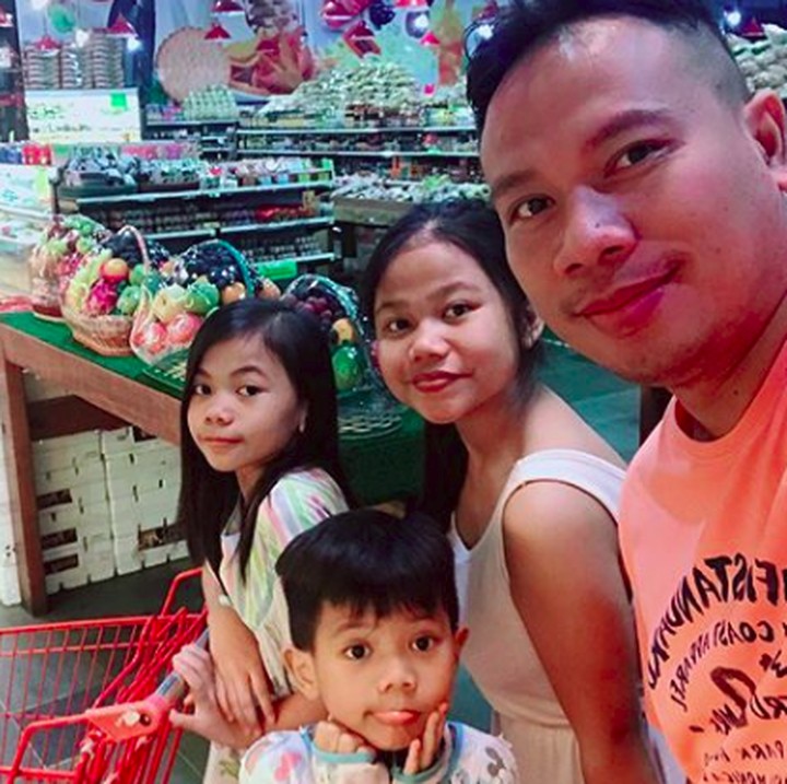 <p>Belanja bareng anak jadi aktivitas Vicky di sela-sela kesibukannya. (Foto: Instagram @vickyprasetyo777)</p>