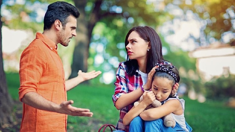 Kadang emosi nggak bisa ditahan. Alhasil Bunda dan Ayah pun bertengkar, di depan anak pula.
