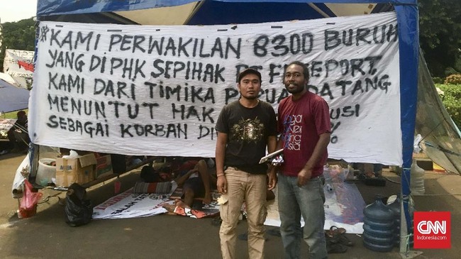 Puluhan korban PHK PT Freeport menginap di depan istana untuk menyuarakan tuntutan mereka, salah satunya, berdialog dengan Presiden Joko Widodo.