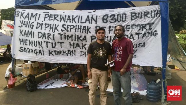 Puluhan Korban PHK Freeport Menginap di Seberang Istana Puluhan korban PHK PT Freeport menginap di depan istana untuk menyuarakan tuntutan mereka, salah satunya, berdialog dengan Presiden Joko Widodo.