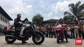 Foto Bareng Marc Marquez, Ridwan Kamil Ogah Pose Pakai Jari