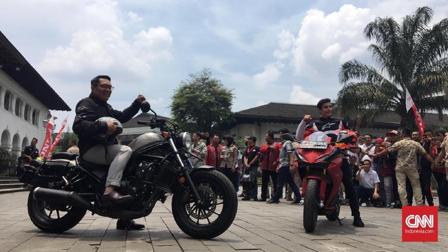 Gubernur Jawa Barat Ridwan Kamil tak mau berpose dengan jari saat sesi foto bersama Marc Marquez di Bandung, Sabtu (9/2).