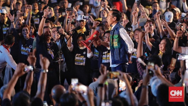 Ribuan perangkat desa meneriakkan nama Presiden Joko Widodo dan kelanjutan pemerintahannya dalam rakornas pemerintahan desa 2019.
