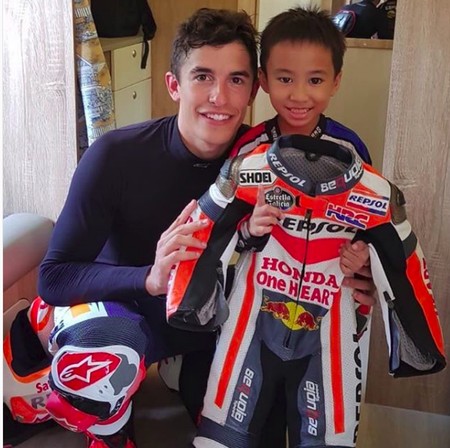 Potret Manis Pebalap Handal Marc Marquez Bareng Anak-anak - Foto 1