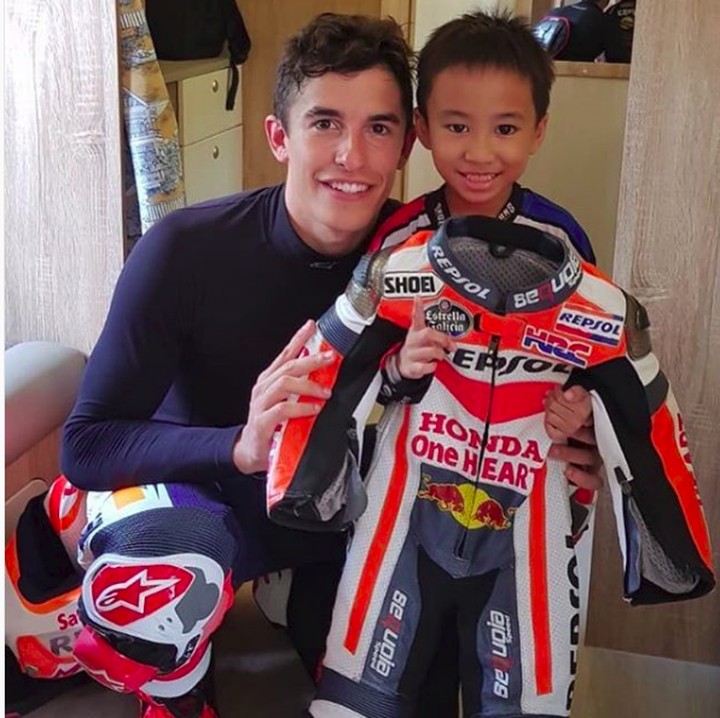 <p>Bisa dilihat dari cara Marc Marquez menyapa fans-fans ciliknya ini. (Foto: Instagram/marcmarquez93)</p>