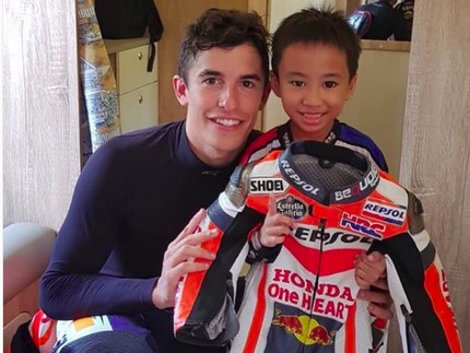 Potret Manis Pebalap Handal Marc Marquez Bareng Anak-anak