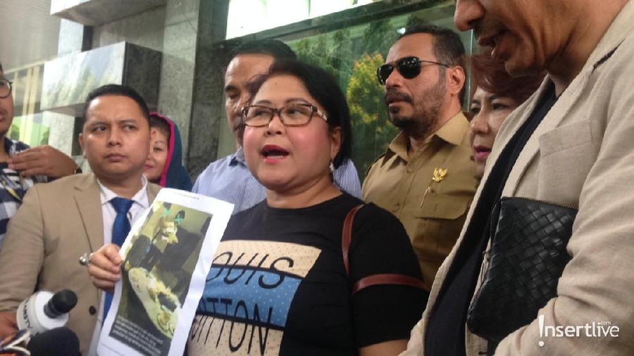 Farhat Abbas Tiga Kali Dilaporkan Oleh Elza Syarief Elza Syarif kembali melaporkan Farhat Abbas ke Bareskrim Mabes Polri. Ia membawa dua laporan terkait pencemaran nama baik dan laporan palsu.