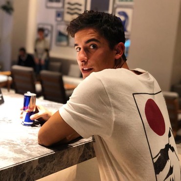 Cegat Bus, Seorang Ibu Berhasil Dipeluk Marc Marquez