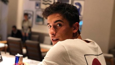 img-title Cegat Bus, Seorang Ibu Berhasil Dipeluk Marc Marquez