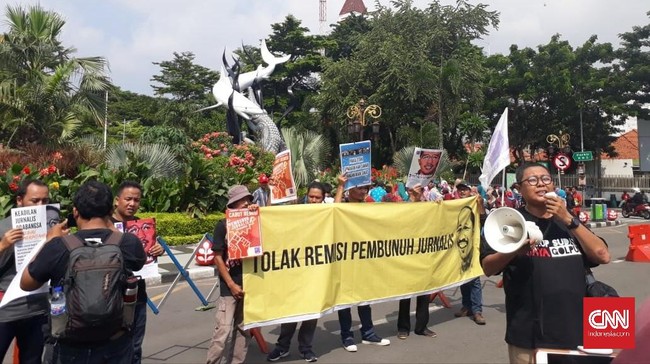 Sejumlah anggota Aliansi Jurnalis Independen (AJI) berunjuk rasa di saat peringatan Hari Pers Nasional di Surabaya.