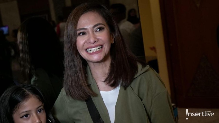 Ersa Mayori di sela kesibukannya menyempatkan diri menonton konser dan mengajak anak-anaknya.