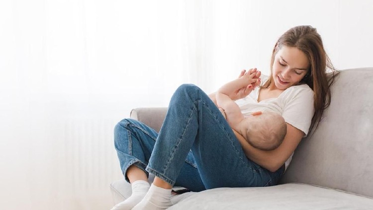 Tips agar ASI lancar bisa dimulai dengan pijatan ringan di sepanjang tulang punggung yakni pijat oksitosin. Bikin Bunda nyaman, happy, dan ASI pun melimpah.