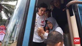 Merengek di Pintu Bus, Seorang Ibu Berhasil Peluk Marquez