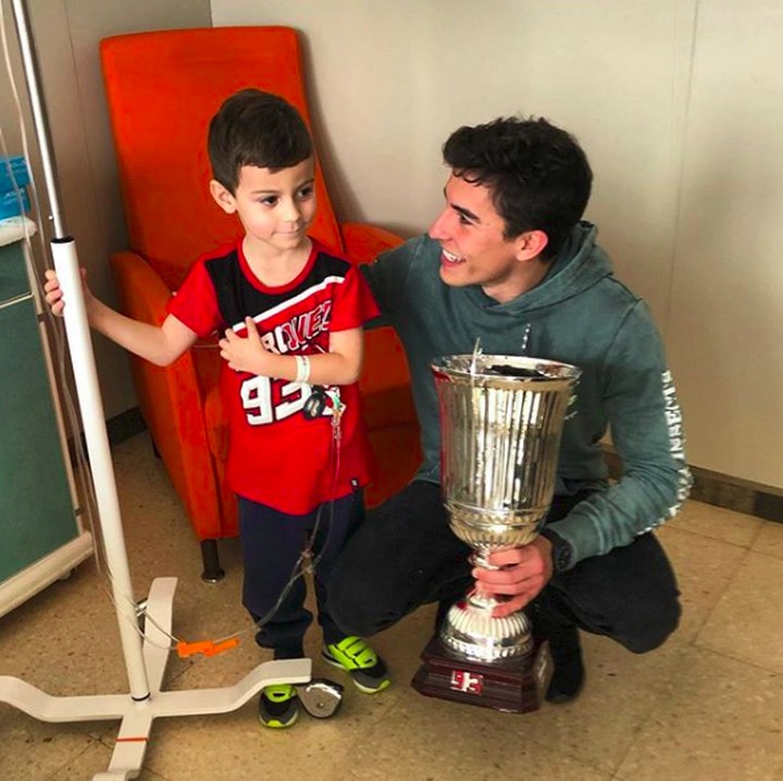 <p><a href="https://oto.detik.com/motor/d-4420369/marc-marquez-ngegas-di-bandung" target="_blank">Marc Marquez</a> saat mengunjungi salah satu fans ciliknya di rumah sakit. So sweet ya, Bun. (Foto: Instagram/marcmarquez93)</p>