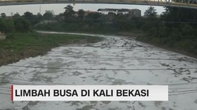 Limbah Busa di Kali Bekasi