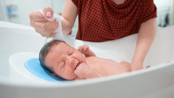 MEMANDIKAN BAYI DI BAK MANDI DENGAN TEPAT