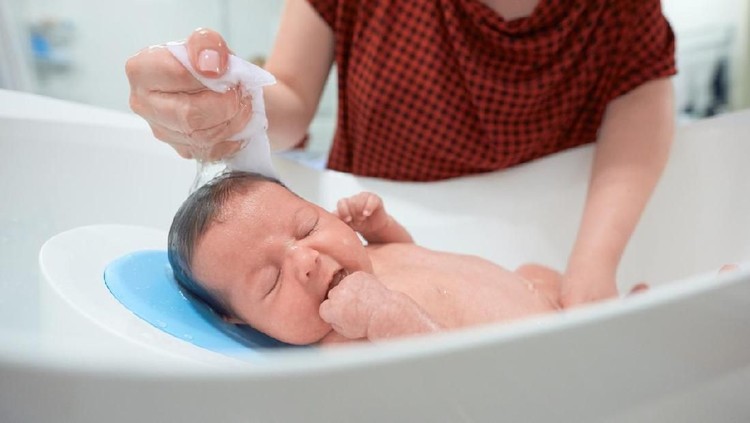 Nggak langsung memandikan bayi setelah lahir disebut bisa bantu sukseskan ASI eksklusif nih, Bun. Kok bisa ya?
