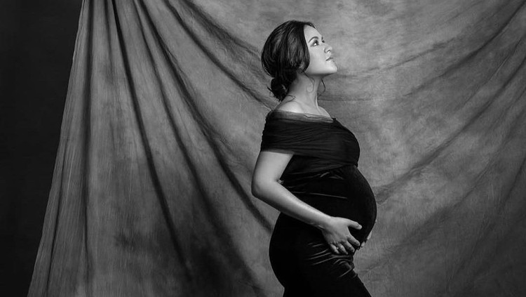 Sudah mendekati persalinan, Raisa terlihat anggun dan memukau dengan posenya dalam maternity shoot.