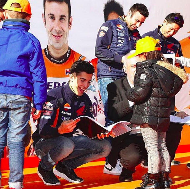 <p>Lihat aja senyum bahagia saat Marc diberi hadiah sama fans ciliknya, girang banget! (Foto: Instagram/marcmarquez93)</p>