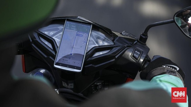Kepada polisi, emak-emak pengendara motor itu tak tahu bahwa dia mengikuti GPS untuk mobil sehingga diarahkan melintas ke jalan tol.