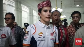 Datang ke Bandung, Marc Marquez Kenakan Iket Sunda