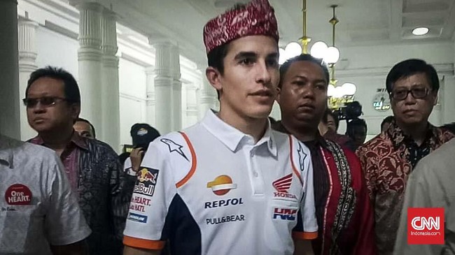 Juara dunia MotoGP lima kali, Marc Marquez mengunjungi Bandung dan ia mengenakan iket sunda dalam kunjungan tersebut.