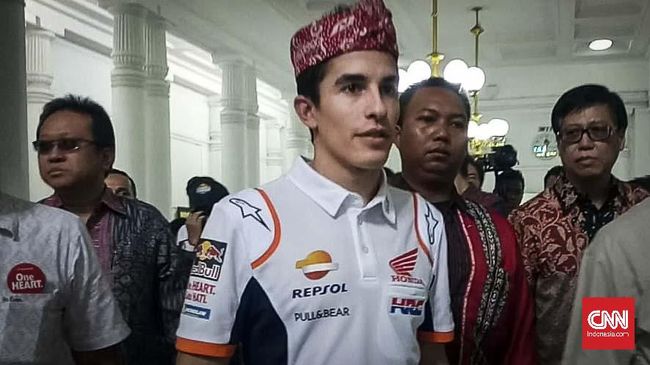 Datang ke Bandung, Marc Marquez Kenakan Iket Sunda Juara dunia MotoGP lima kali, Marc Marquez mengunjungi Bandung dan ia mengenakan iket sunda dalam kunjungan tersebut.