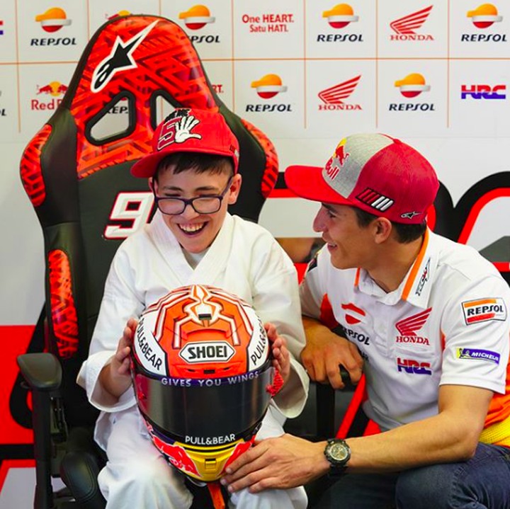 <p>Rider Repsol Honda ini ternyata cukup akrab dengan anak-anak lho Bunda. (Foto: Instagram/marcmarquez93)</p>