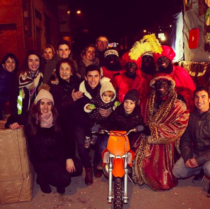 <p>Baik yang paling tua maupun yang paling muda, pebalap yang memenangkan tujuh kejuaraan dunia Grand Prix ini ramah terhadap semua fansnya. (Foto: Instagram/marcmarquez93)</p>