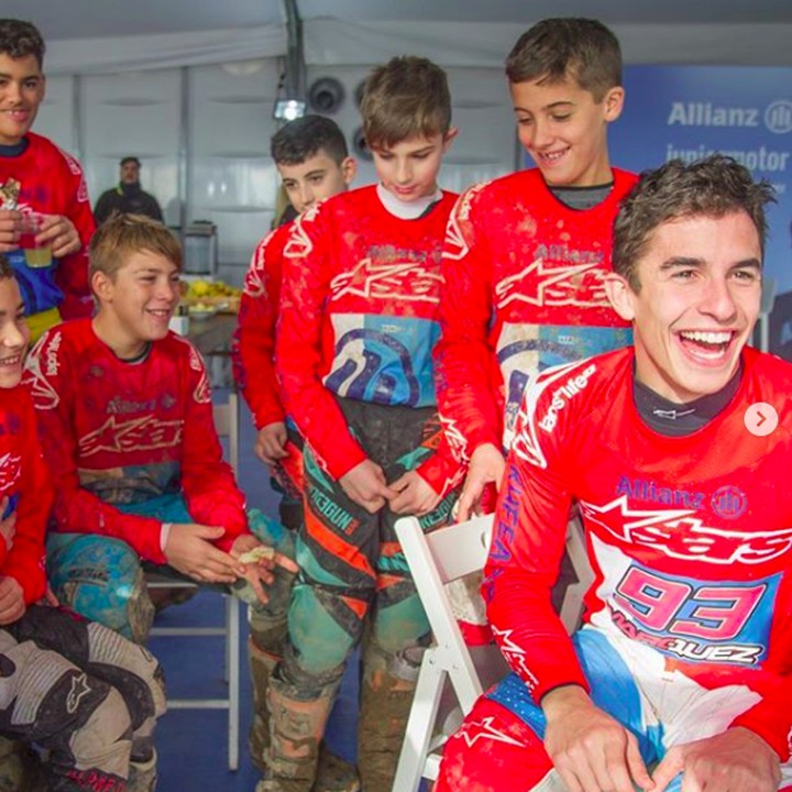 <p><a href="https://sport.detik.com/moto-gp/d-4420592/naik-bandros-marquez-konvoi-di-bandung" target="_blank">Marc Marquez </a>tiba di Bandung pada Sabtu (9/2/2019) pukul 7.55 WIB, dan sedang menjalani sejumlah acara di Kota Kembang nih, Bun. (Foto: Instagram/marcmarquez93)</p>