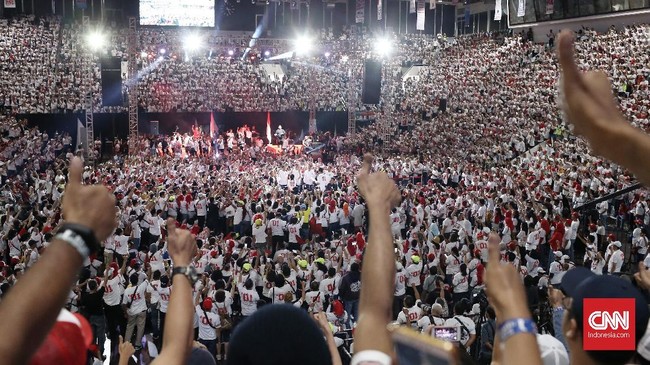 Ketiga orang yang dikira pendukung Prabowo Subianto karena mengacungkan pose dua jari di acara deklarasi Jokowi sudah dilepaskan oleh polisi.