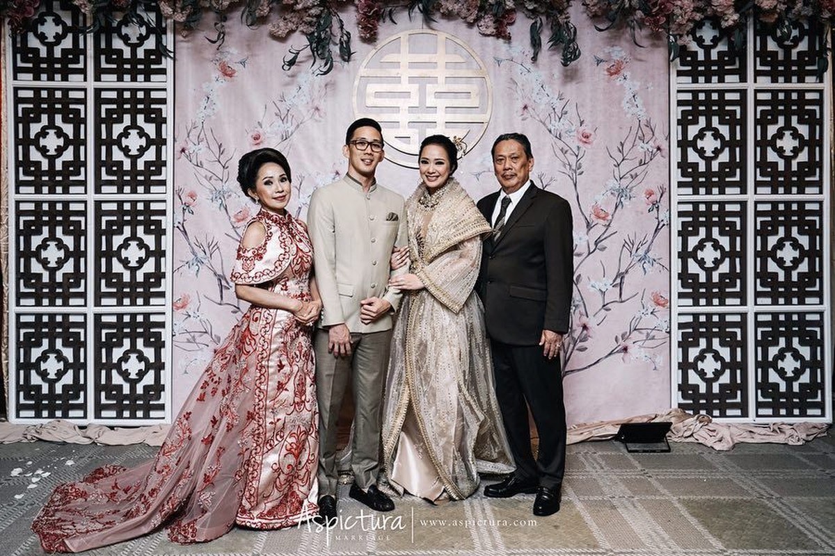 Menjelang hari bahagianya&comma; Yuanita Christiani dan sang calon suami menjalani serangkaian prosesi sangjit&period; Bak seorang putri&comma; yuk intip foto Yuanita dan Indra&excl;