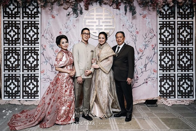 Menjelang hari bahagianya, Yuanita Christiani dan sang calon suami menjalani serangkaian prosesi sangjit. Bak seorang putri, yuk intip foto Yuanita dan Indra!