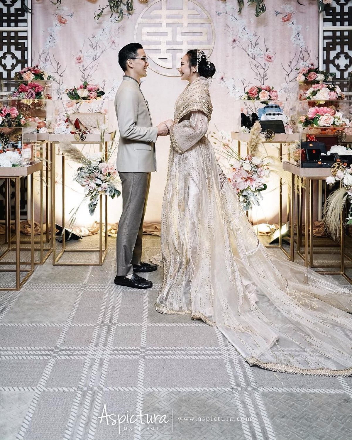 Menjelang hari bahagianya&comma; Yuanita Christiani dan sang calon suami menjalani serangkaian prosesi sangjit&period; Bak seorang putri&comma; yuk intip foto Yuanita dan Indra&excl;