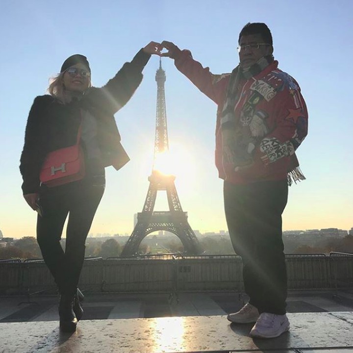 <p>Berpose sangat kompak dengan si anak tengah, Felicia. Saling menautkan tangan membentuk lambang love nih, Bun. So sweet! (Foto: Instagram @hotmanparisofficial)</p>